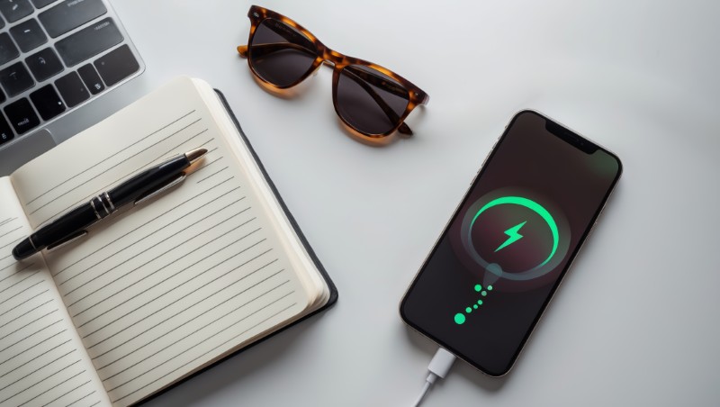 Czy ładowarka w gniazdku pobiera prąd bez telefonu? Kompletny przewodnik i wyliczenia kosztów